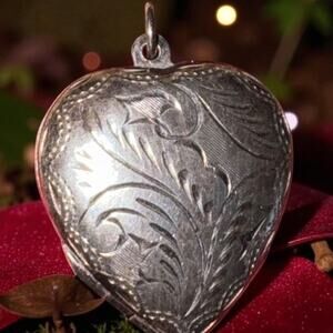 15g Quattrefoil Engraved Heart FOUR Photo Locket Vintage Estate Pendant 6.7 g
